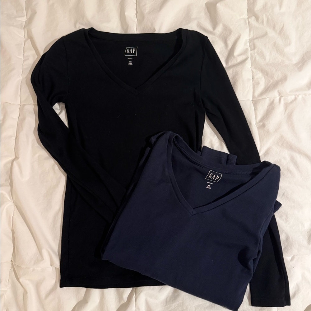 GAP Women's V-Neck Long Sleeves Set of 2 - Black and Navy
